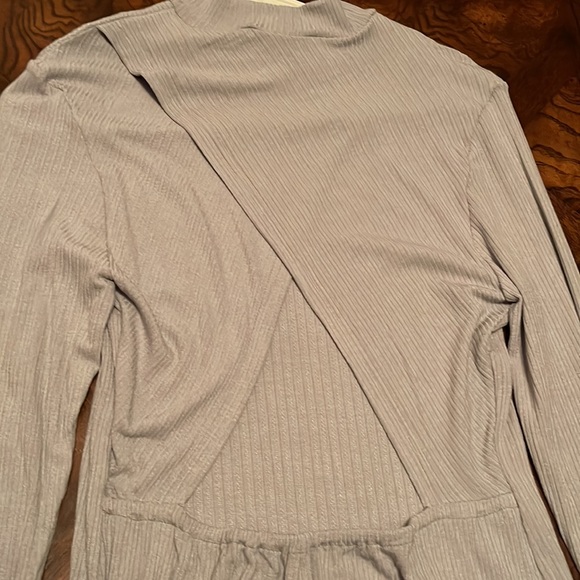 NWT GORGEOUS Long sleeve ribbed mock turtleneck with a triangular open back. - Picture 9 of 10